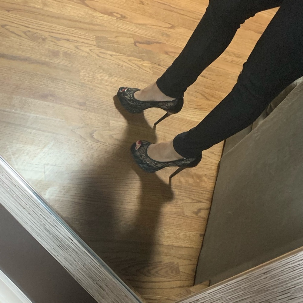 Guess Pumps